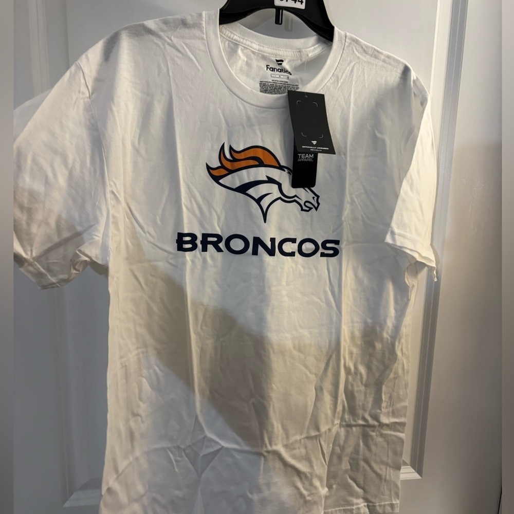 NWT White Broncos Logo T-Shirt by Fanatics Sz Large NWT